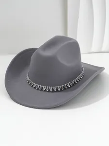 Dettaglio di cappello da cowboy in feltro grigio scuro con catena di strass argentati