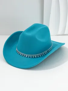 Dettaglio cappello cowboy in feltro turchese con catena argentata e ciondoli lucidi