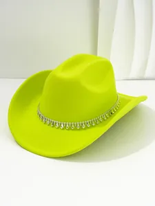 Dettaglio cappello cowboy verde neon con catena d'argento e nappine di strass