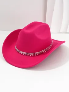 Dettaglio cappello da cowboy rosa con catena argentata e pendenti in cristallo strass