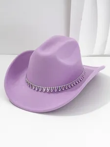 Dettaglio cappello da cowboy in feltro viola con frange scintillanti di strass argentati