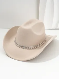 Dettaglio cappello da cowboy in feltro kaki con frangia di strass e catena di perline