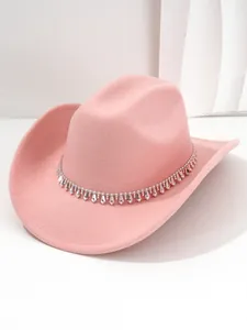 Dettaglio cappello da cowboy rosa con frange di strass argentati brillanti e lusso
