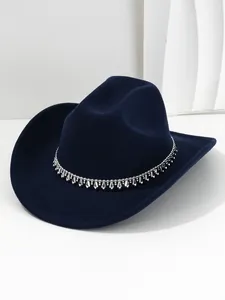 Dettaglio cappello da cowboy blu scuro con catena d'argento e ciondoli in strass