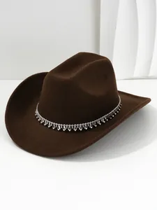 Dettaglio del cappello da cowboy in feltro marrone con catena d'argento e paillettes