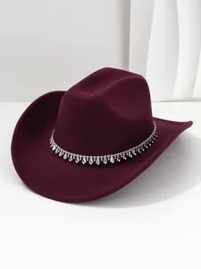Dettaglio cappello da cowboy bordeaux con frange di cristallo e catena in argento