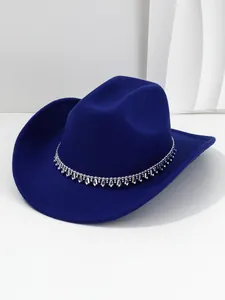 Dettaglio cappello da cowboy blu navy con catena argentata e decorazioni in strass