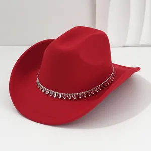 Cappello da cowboy in feltro rosso con catena d'argento e cristalli lucenti a rombi