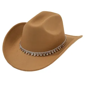 Cappello da cowboy marrone in feltro con cintura di strass e pendenti a forma di rombo
