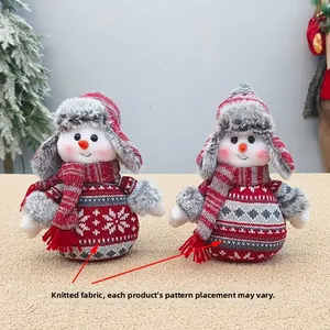 Détail de deux bonhommes de neige de Noël en tricot rouge et gris pour décoration