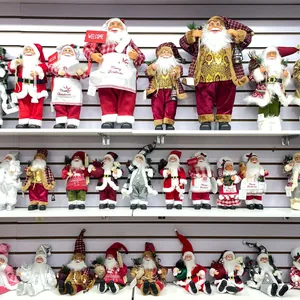 Gros plan de figurines Père Noël de 24 pouces avec tabliers de Noël sur des étagères