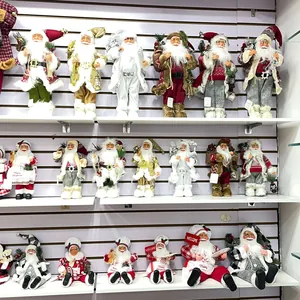 Détail de diverses figurines de Père Noël debout avec accessoires et costumes festifs