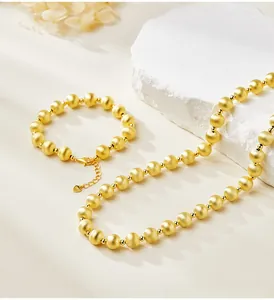 Détail de bijoux en argent S925 avec perles dorées brossées 8mm, pendentif cœur et poinçon