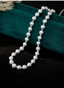 Détail du collier de perles en argent S925 brossé sur boîte en velours vert