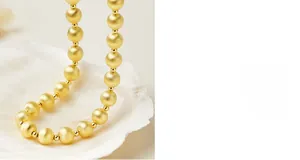 Gros plan du collier en argent S925 avec perles mates brossées sur un plateau coquillage