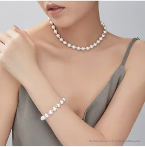 Détail du collier et bracelet en argent S925 avec perles œil-de-chat de 8mm sur mannequin
