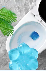 Primer plano de la flor de gel limpiador azul aplicada en el inodoro de cerámica
