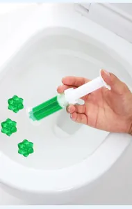 Primer plano de sellos de gel limpiador para inodoros con forma de flores verdes
