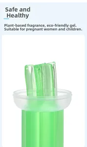 Detalle de gel limpiador de inodoros verde ecológico con fragancias naturales