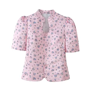 Eng anliegendes Oberteil mit Blumendruck, Stehkragen und Puffärmeln aus rosa Satin