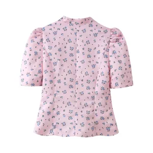 Rückansicht einer rosa Blumenbluse mit Puffärmeln und klassischem Stehkragen