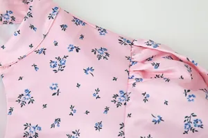 Detail der rosa Satin-Bluse mit Blumenmuster, Puffärmel-Falten und glattem Stoffgewebe