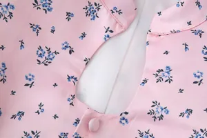 Detail von rosa Blumentop mit Schlüssellochausschnitt und passendem Stoffknopf-Detail