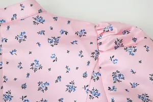 Detail von rosa Satin-Stoff mit Blumendruck, Stehkragen und Puffärmel-Falten