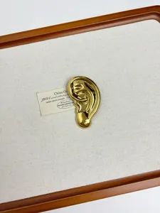 Broche dorée ronde irrégulière en forme d'oreille fluide avec finition brillante