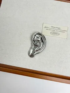 Broche oreille minimaliste en argent poli pour vestes de costume et pulls en laine
