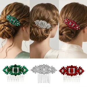 Vue détaillée de peignes à cheveux en strass marquise en vert, argent et rouge