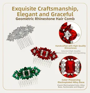 Vue macro détaillée d'un peigne à cheveux en strass avec cristaux argentés, rouges et verts