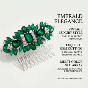 Détail d'un peigne à cheveux vintage argenté avec strass vert émeraude et verre marquise