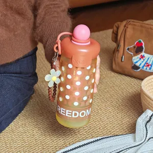 Bouteille d'eau à paille esthétique pour filles avec décoration de charme de fleur