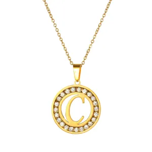 Collana placcata in oro con ciondolo lettera C e bordo in strass scintillanti