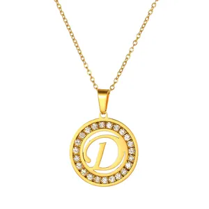 Collana in acciaio inossidabile dorato con cerchio di cristalli e ciondolo lettera D
