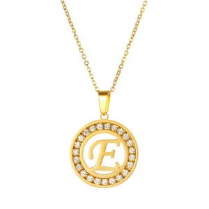 Elegante collana in acciaio inossidabile dorato con ciondolo lettera E e cristalli