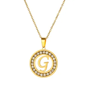 Elegante collana in acciaio dorato con pendente tondo lettera G impreziosito da cristalli