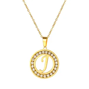 Collana in acciaio dorato con ciondolo tondo iniziale J e cornice di zirconi