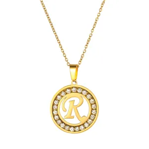 Elegante collana in acciaio dorato con ciondolo circolare lettera R e alone di cristalli