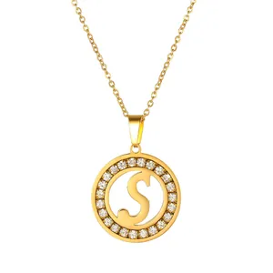 Collana in acciaio dorato con pendente tondo lettera S e zirconi scintillanti