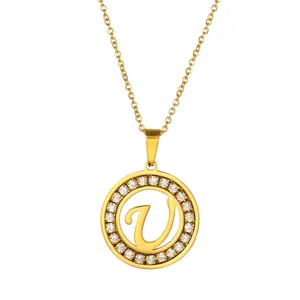 Collana in acciaio dorato con ciondolo circolare, lettera V e pietre brillanti
