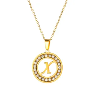 Elegante collana dorata con ciondolo rotondo lettera X e cornice di cristalli lucidi