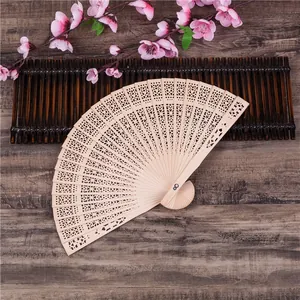 Éventail pliant chinois classique de 8 pouces en bois avec fines sculptures florales