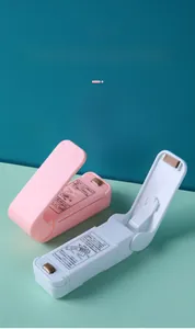 Detail eines tragbaren Mini-Heißsiegelgeräts in Rosa und Weiß für Plastikbeutel