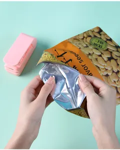 Detailansicht des rosa Mini-Heißsiegelgeräts zum Verschließen von Snackbeuteln