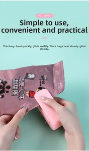 Detail eines rosa Mini-Folienschweißgeräts beim Versiegeln von Snackbeuteln