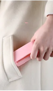 Tragbares rosa Mini-Heißsiegelgerät in einer Jackentasche für einfache Aufbewahrung