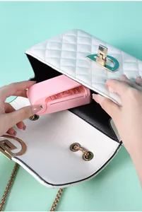 Rosa tragbares Mini-Heißsiegelgerät für Snacks, kompakte Größe in einer kleinen weißen Tasche