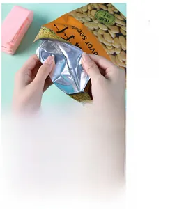 Makro-Detailansicht des rosa Mini-Siegelgeräts beim Versiegeln von Snackbeuteln für Frische